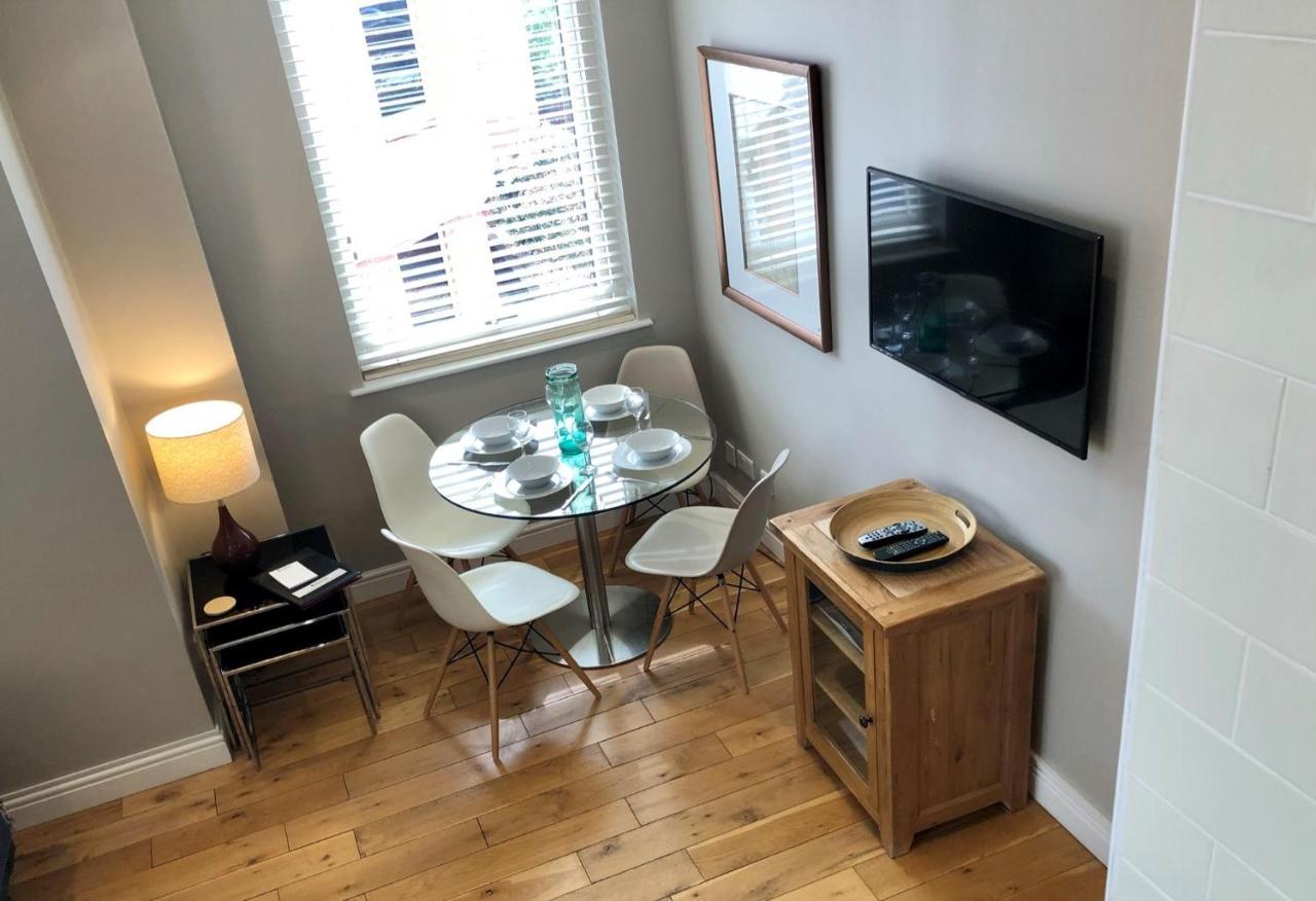 The Courtyard 2 Bedroom Apartments In Central Windsor With Parking المظهر الخارجي الصورة
