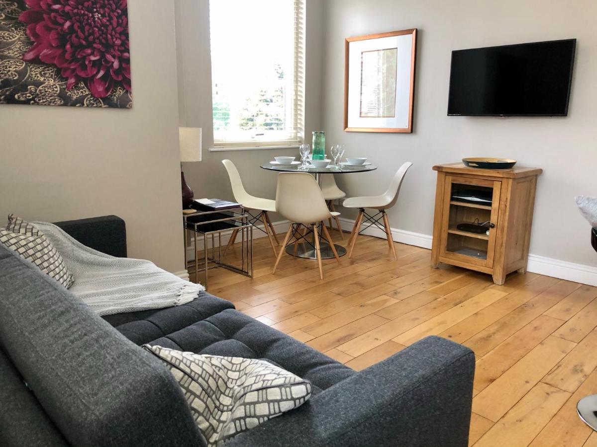 The Courtyard 2 Bedroom Apartments In Central Windsor With Parking المظهر الخارجي الصورة