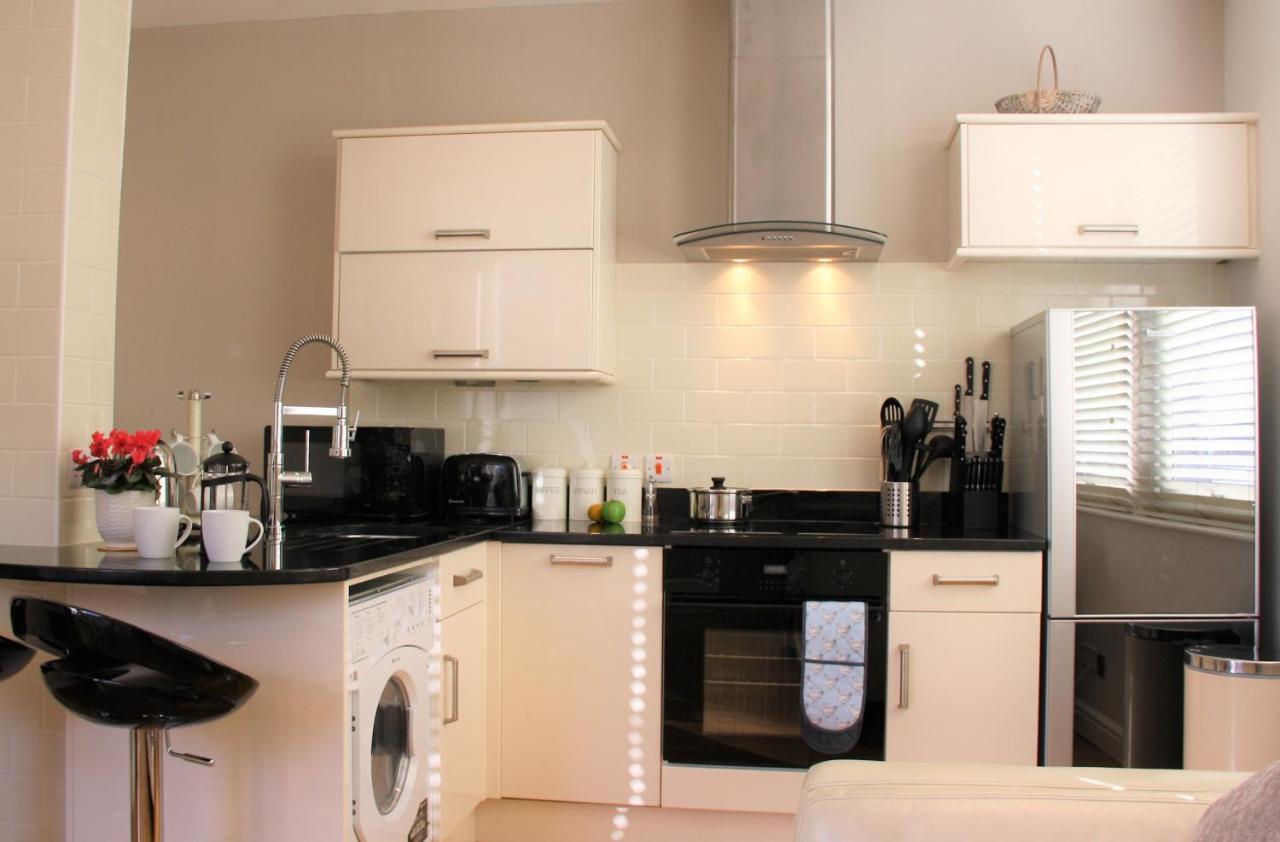 The Courtyard 2 Bedroom Apartments In Central Windsor With Parking المظهر الخارجي الصورة
