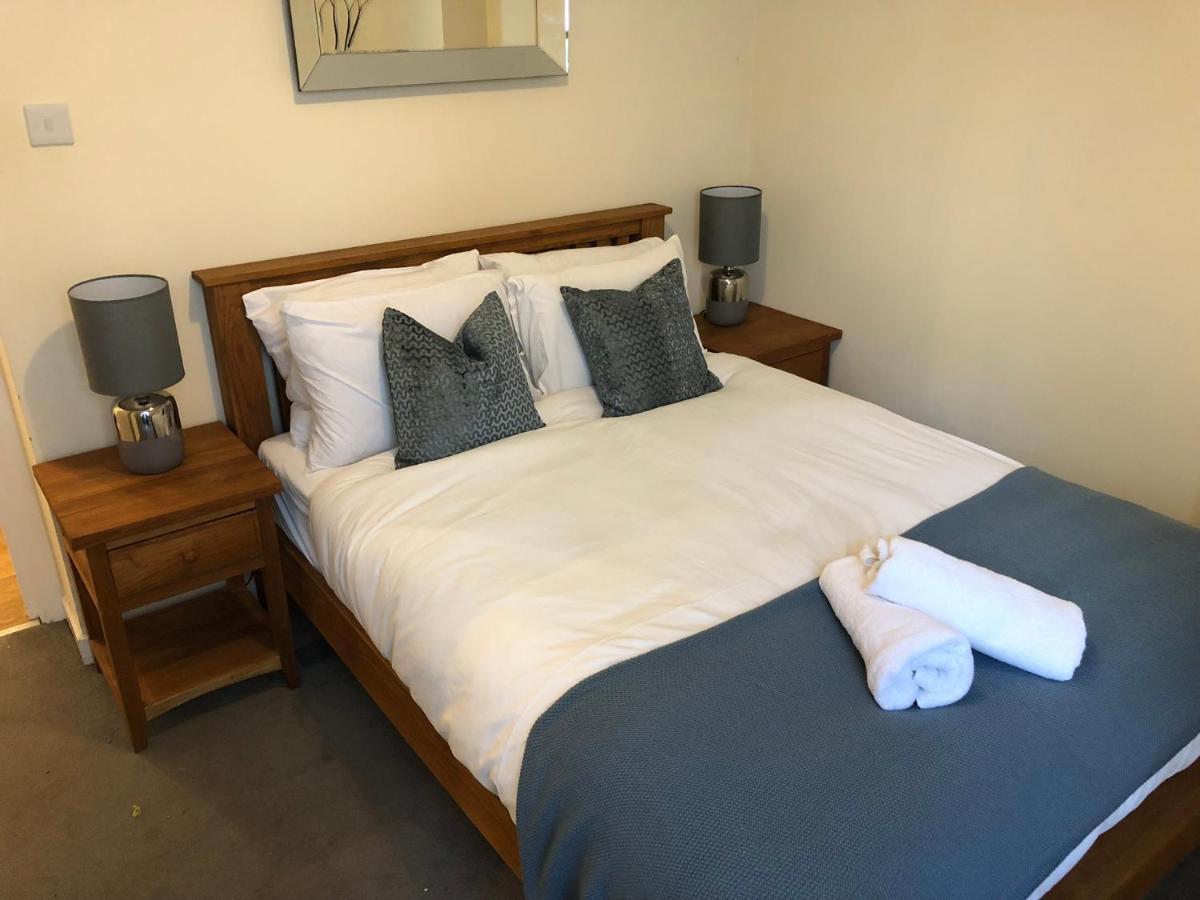 The Courtyard 2 Bedroom Apartments In Central Windsor With Parking المظهر الخارجي الصورة