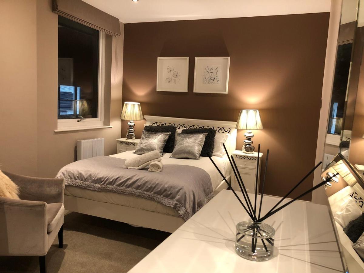 The Courtyard 2 Bedroom Apartments In Central Windsor With Parking المظهر الخارجي الصورة
