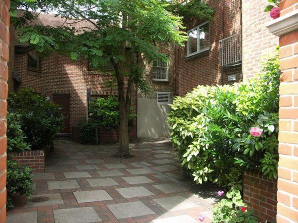 The Courtyard 2 Bedroom Apartments In Central Windsor With Parking المظهر الخارجي الصورة