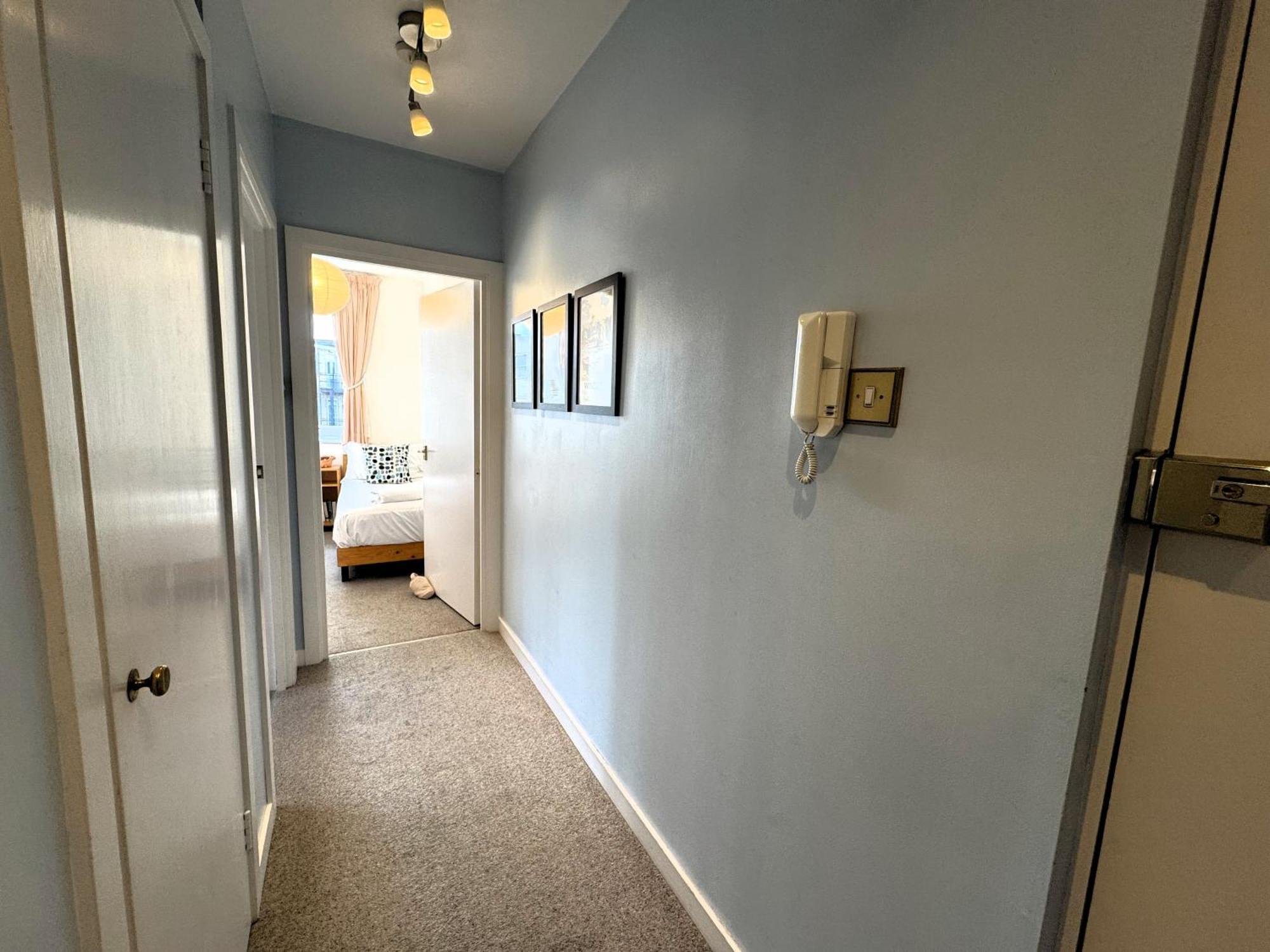 The Courtyard 2 Bedroom Apartments In Central Windsor With Parking المظهر الخارجي الصورة
