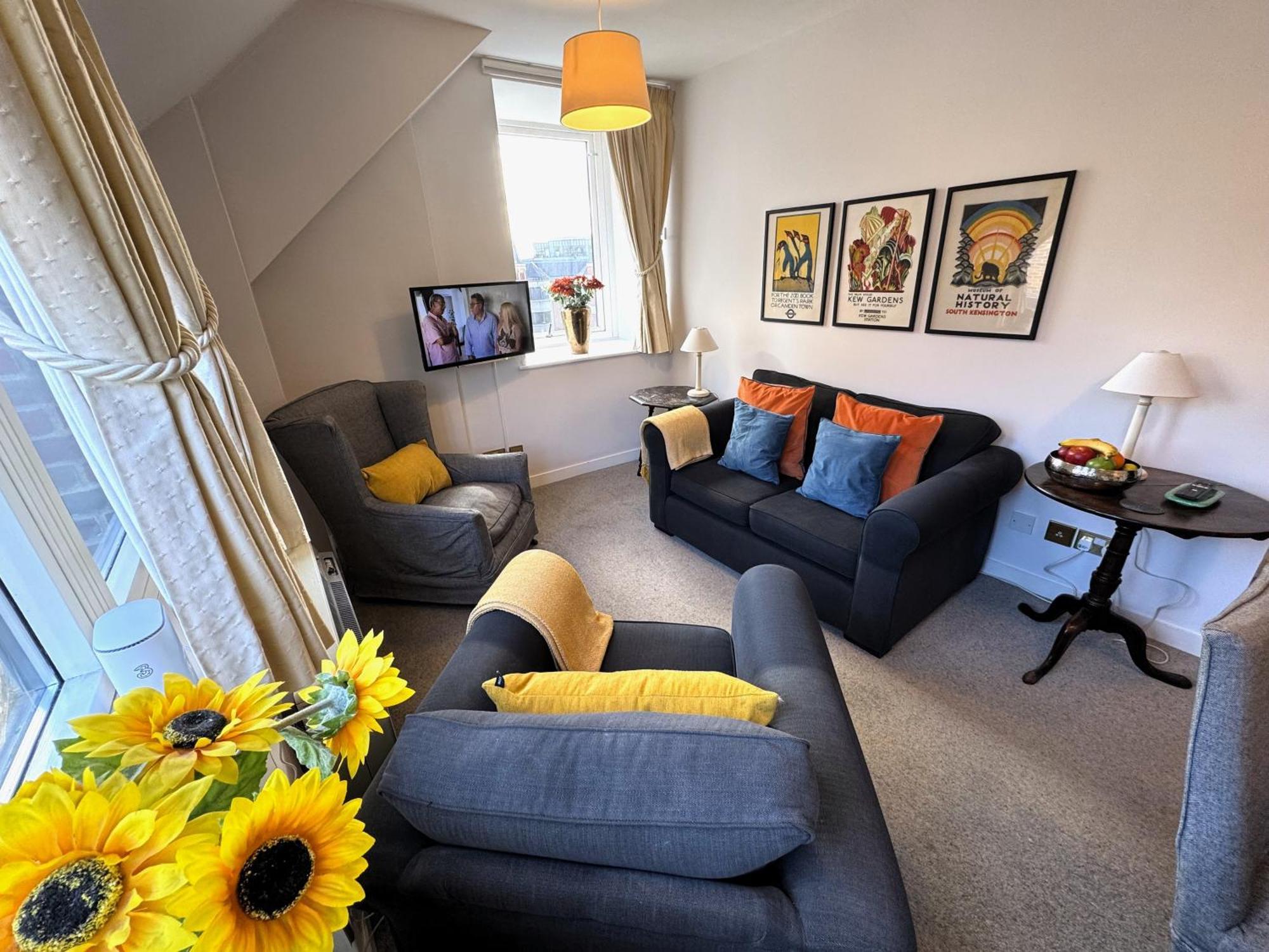 The Courtyard 2 Bedroom Apartments In Central Windsor With Parking المظهر الخارجي الصورة