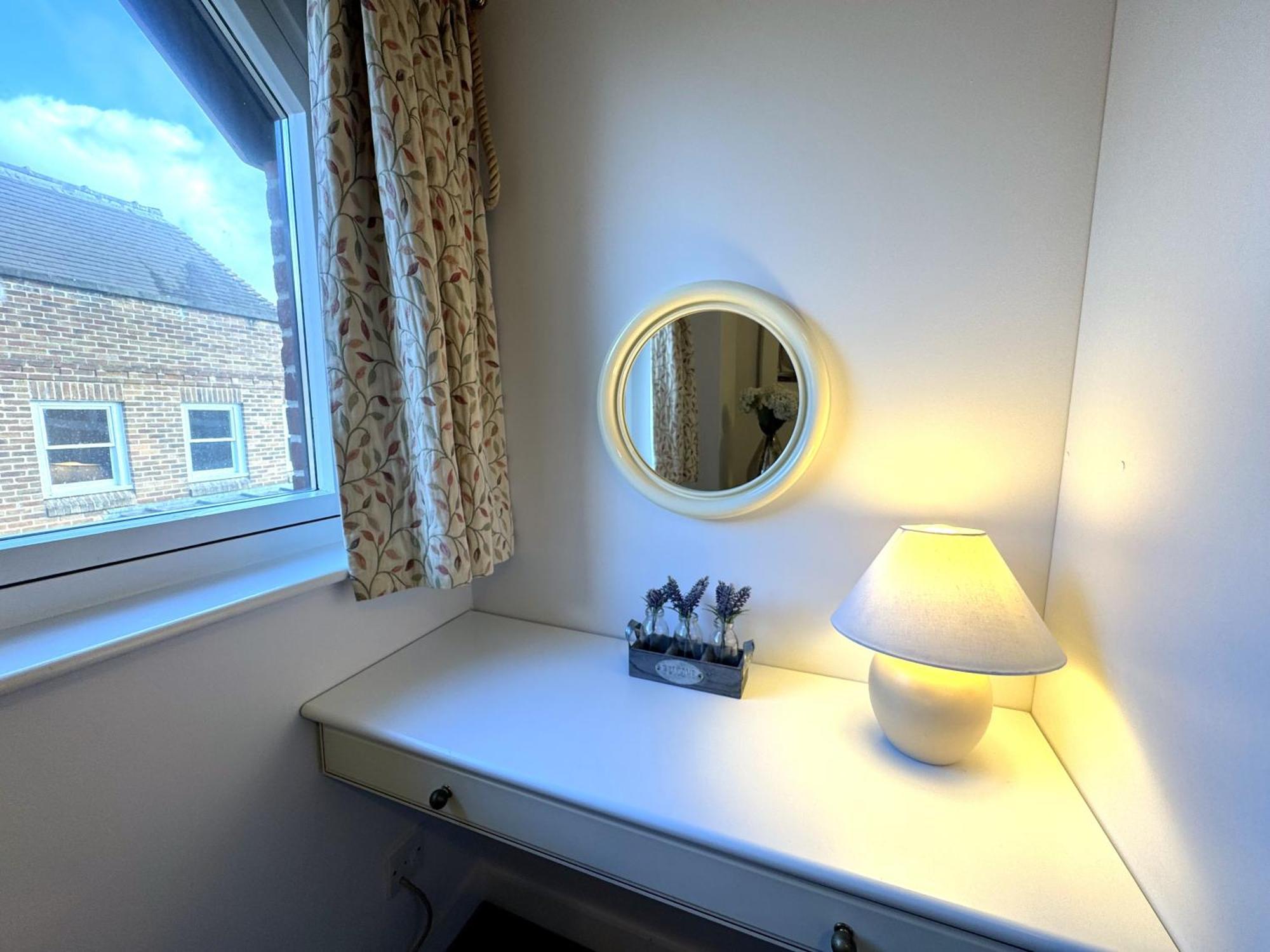 The Courtyard 2 Bedroom Apartments In Central Windsor With Parking المظهر الخارجي الصورة