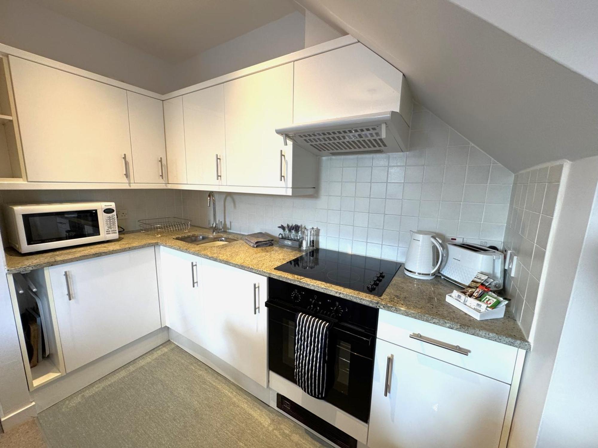 The Courtyard 2 Bedroom Apartments In Central Windsor With Parking المظهر الخارجي الصورة