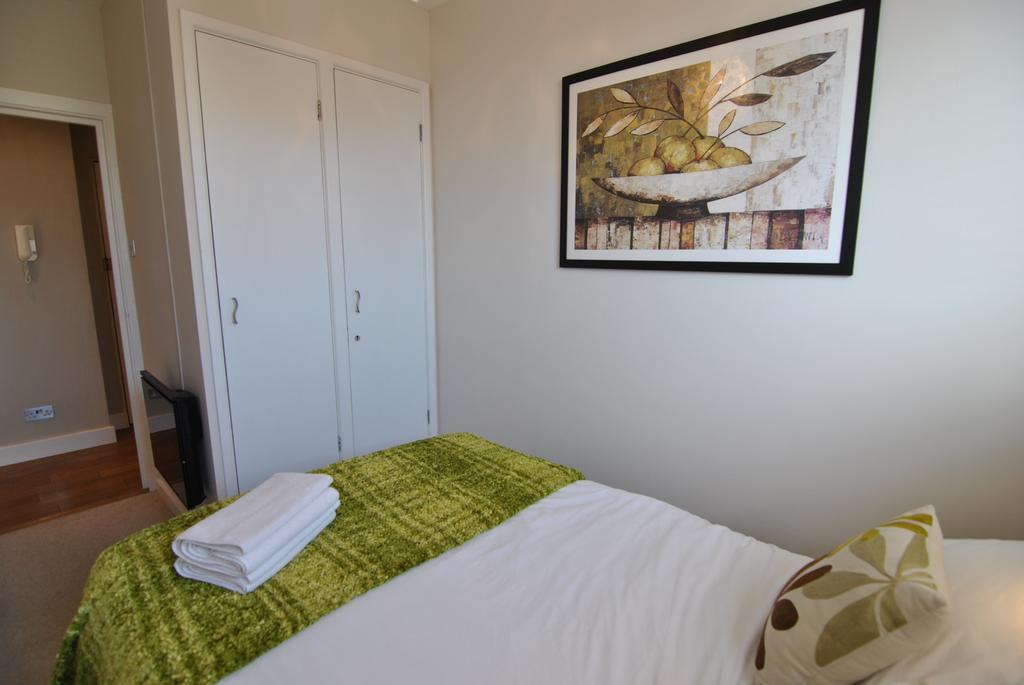The Courtyard 2 Bedroom Apartments In Central Windsor With Parking المظهر الخارجي الصورة